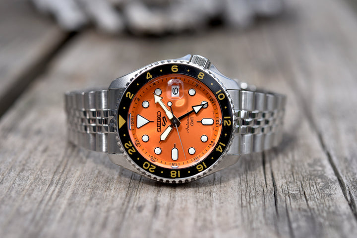 Orologio Seiko 5 GMT Nemo Arancione Lunetta Nera e Grigia Jubilee